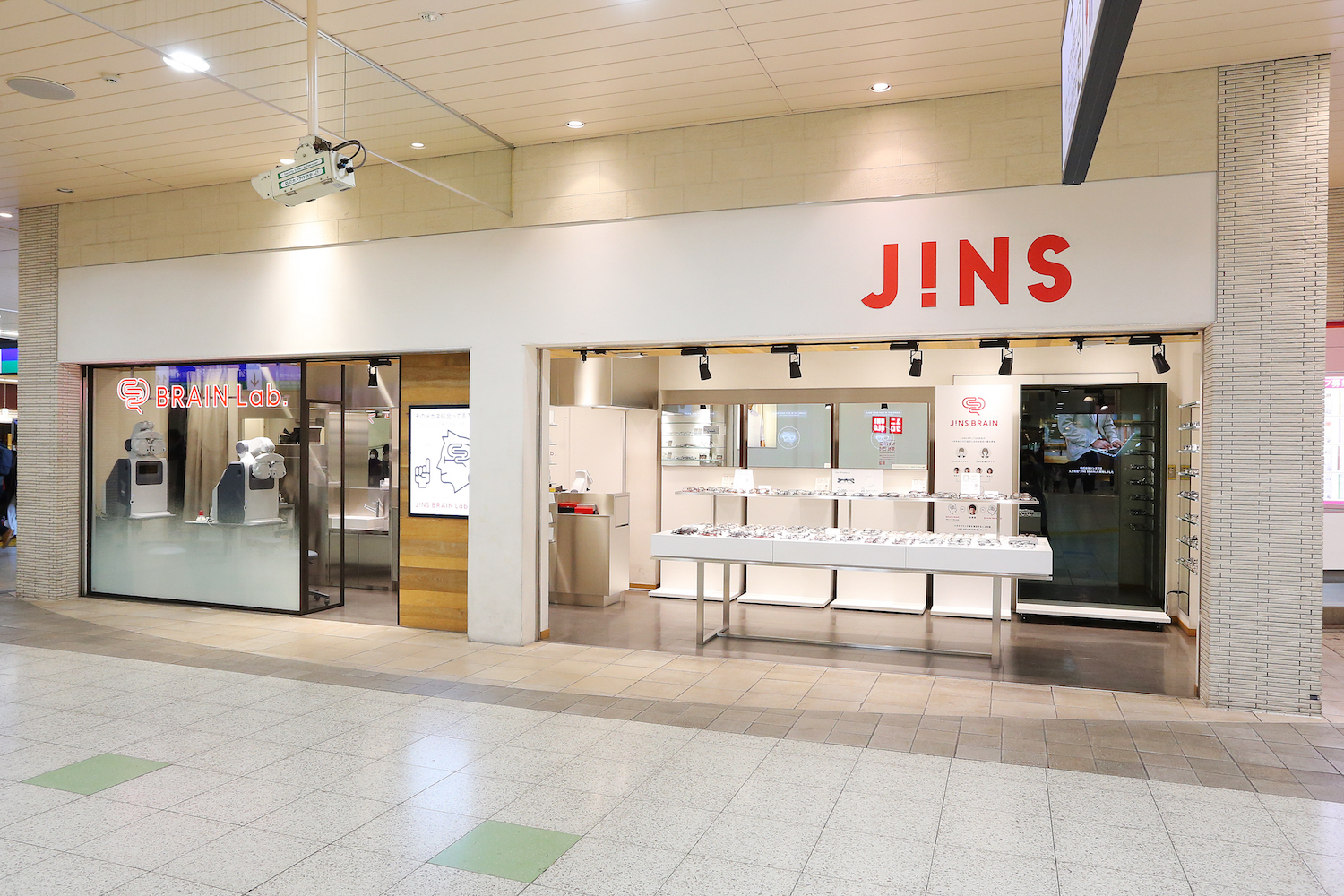 JINSに新しい店は人工知能つかった試着・視力測定専門店だった